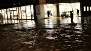Mersin'de sağanak ve fırtına hayatı olumsuz etkiliyor