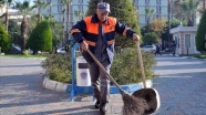 Mersin&#039;de sokağı halay çekerek temizleyen işçiye bir maaş ikramiye verildi