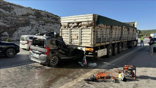 Mersin'de tıra çarpan hafif ticari araçtaki 1'i çocuk 5 kişi öldü