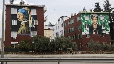 Mersin'de &uuml;nl&uuml; ressamların eserlerinin resmedildiği binalar mahalleye renk katıyor