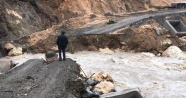 Mersin'de yol yarıldı, menfez köprü ikinci kez göçtü