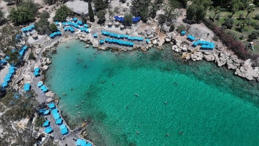 Mersin'deki Yapraklı Koy denizde "havuz keyfi" yapmak isteyenleri ağırlıyor