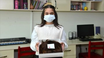 Mersin'de 10 yaşındaki Azra, saçlarını kanser tedavisi gören çocuğa hediye etti
