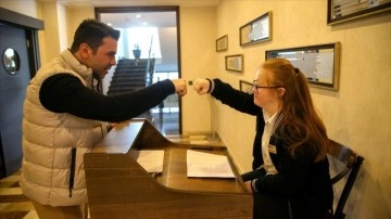 Mersin'de 5 yıldızlı otelin müşterilerini down sendromlu Ceren karşılıyor