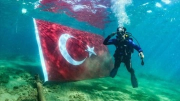 Mersin'de dalgıçlardan su altında Cumhuriyet Bayramı kutlaması