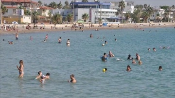 Mersin'de güneşli havayı fırsat bilenler denize girdi