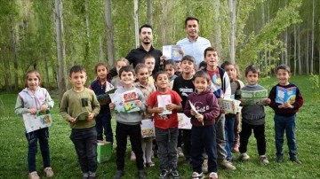 Mersinli kuzenler, Bitlis'teki köy okulunda çocukluk hayalleri olan öğretmenlik yapıyor