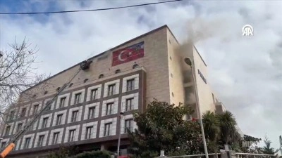 Merter Polisevi'nde &ccedil;ıkan yangına m&uuml;dahale ediliyor