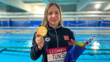 Merve Tuncel, Dünya Gençler Yüzme Şampiyonası'nda altın madalya kazandı