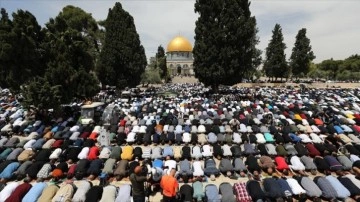 Mescid-i Aksa’da 130 bin Müslüman Ramazanın üçüncü cuma namazını kıldı