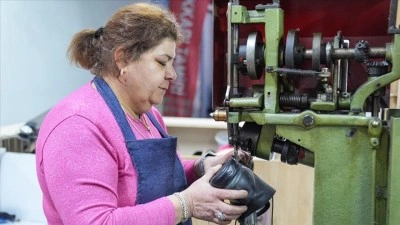 Mesleğe eşinin at&ouml;lyesinde başlayan kadın ayakkabı tamirinde usta oldu