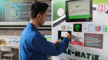 Meslek liseliler atıkları ayrıştırıp tanımlı karta para yükleyebilen makine üretti