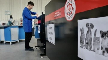 Meslek liseliler yemek artıklarını kedi ve köpek mamasına dönüştüren makine üretti