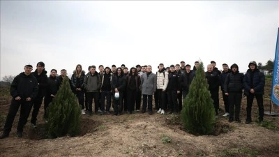 Meslek liseliler yurt dışı gezilerindeki karbon ayak izini fidan dikerek k&uuml;&ccedil;&uuml;lt&uuml;yor