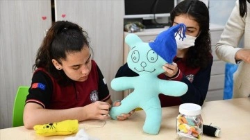 Meslek lisesi öğrencileri yaptıkları oyuncakları çocuklara hediye ediyor