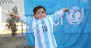 Messi, poşetten forma giyen minik hayranını unutmadı