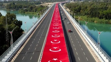 Met-Gün İnşaat'tan Adana 15 Temmuz Şehitler Köprüsü'ne dev bayrak