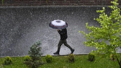 Meteorolojiden yurdun g&uuml;neydoğu kesimleri i&ccedil;in g&ouml;k g&uuml;r&uuml;lt&uuml;l&uuml; sağanak uyarısı