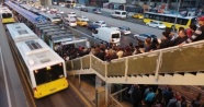 Metrobüse binmek isteyen vatandaşlar uzun kuyruklar oluşturdu