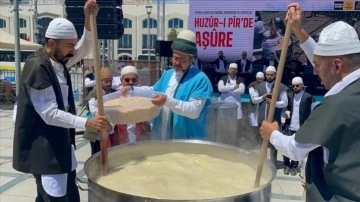 Mevlana Meydanı'nda Mevlevi usullerine göre aşure kaynatıldı