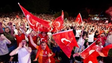 Meydanlarda &ccedil;eyrek final coşkusu