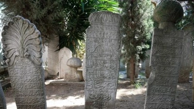 Mezar taşlarına kazınan tarih kayıt altına alınıyor