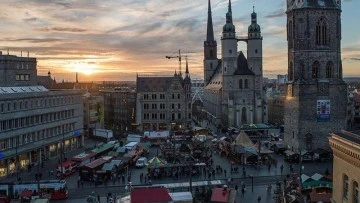 Mezardaki &ouml;l&uuml;ler, dirilerin her g&uuml;n helva yediğini sanıyor!.. -Emin Batur yazdı-