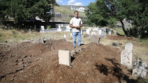 Mezarını kazdığı kişinin ertesi gün ölmesinin üzüntüsünü yaşıyor