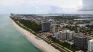 Miami&#039;de bir kısmı çöken 13 katlı binanın tamamı kontrollü şekilde yıkıldı