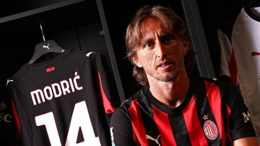 Milan, Luka Modric'i resmen kadrosuna kattı