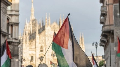 Milano'da bir kişi, Filistin bayrağı renklerindeki paraş&uuml;t&uuml;yle Duomo Katedrali'nden atlayı