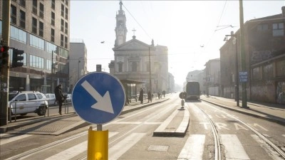 Milano'da tramvay raydan &ccedil;ıkarak kaza yaptı