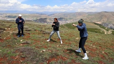 Milli boks&ouml;rler Hatice ve Esra, Avrupa'da zirve i&ccedil;in y&uuml;ksek irtifada g&uuml;&ccedil; depoluyor