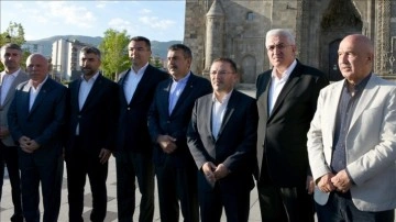 Milli Eğitim Bakanı Tekin bayram namazını Erzurum'daki Ulu Camii'de kıldı