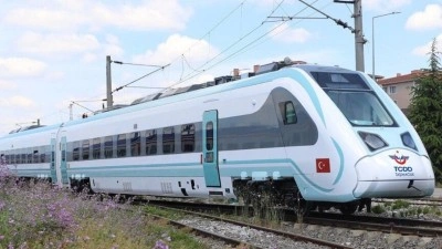 Milli elektrikli hızlı tren saatte 240 kilometre hıza ulaşarak rekorunu yeniledi