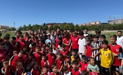 Milli futbolcu Cengiz &Uuml;nder memleketi Balıkesir'de gen&ccedil; sporcularla buluştu