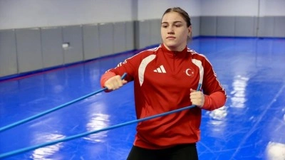 Milli g&uuml;reş&ccedil;i Beyza Nur Akkuş'un madalya sevinci