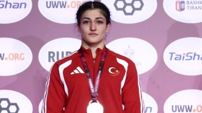 Milli g&uuml;reş&ccedil;i Elvira S&uuml;leyman Kamaloğlu, Ulanbator A&ccedil;ık'ta bronz madalya kazandı