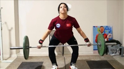 Milli halterci Zehranur Aslan'ın hedefi d&uuml;nya şampiyonluğu