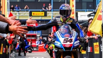 Milli motosikletçi Toprak Razgatlıoğlu, İngiltere'de ikinci olarak podyuma çıktı