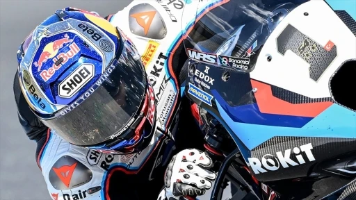 Milli motosikletçi Toprak Razgatlıoğlu, Superpole yarışını kazanarak şampiyonluğa biraz daha yaklaştı