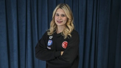 Milli para y&uuml;z&uuml;c&uuml; Defne Kurt'tan Avrupa Y&uuml;zme Şampiyonası'nda g&uuml;m&uuml;ş madalya