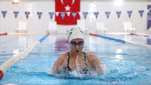 Milli paralimpik sporcu Melda Kolayca olimpiyat için yüzüyor