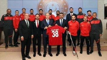 Milli Savunma Bakanı Akar, Ampute Futbol Milli Takımı'nı kabul etti