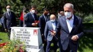 Milli Savunma Bakanı Akar, Kayseri&#039;de şehitlikleri ziyaret etti