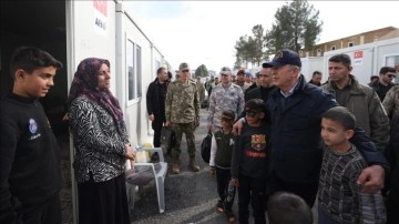 Milli Savunma Bakanı Akar konteyner kentte depremzedelerle bir araya geldi