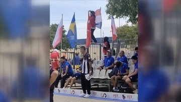 Milli sporcu Rabianur Uzunay, yarıya düşen Türk bayrağını göndere çekti