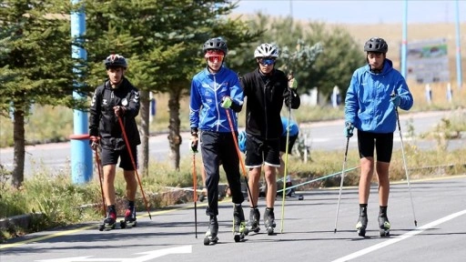 Milli sporcular asfaltta tekerlekli kayak antrenmanlarıyla kışa hazırlandı