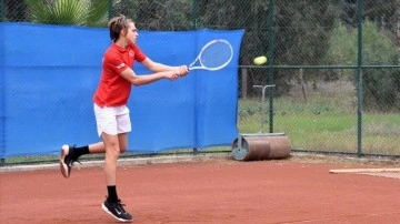 Milli takımın 16 yaşındaki tenisçisi, şampiyonalarda raket sallamayı hedefliyor