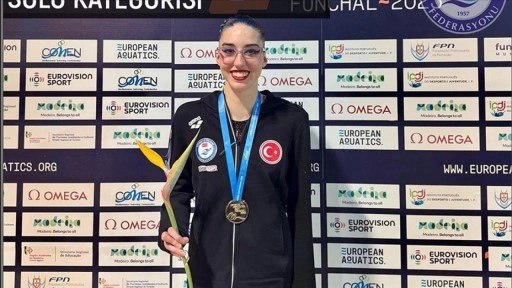 Milli yüzücü Selin Hürmeriç'ten Portekiz'deki kupada altın madalya
